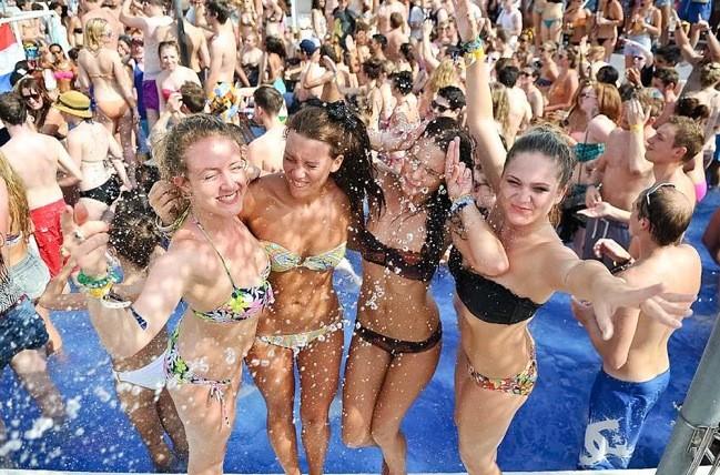 Pula hot girls at summer party